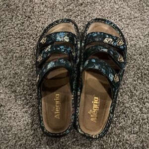 Alegria three strap sandal, size 39, color multi blue floral